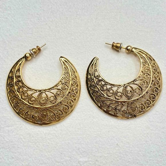 Huggie Hoop Pierced Earrings Gold Tone Filagree - Picture 1 of 8